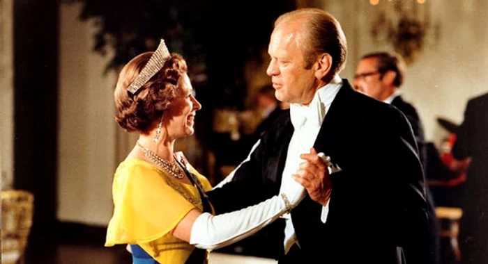 Președintele Gerald Ford dansează cu Regina Elisabeta a II-a în timpul unui dineu oficial la Casa Albă, în iulie 1976.