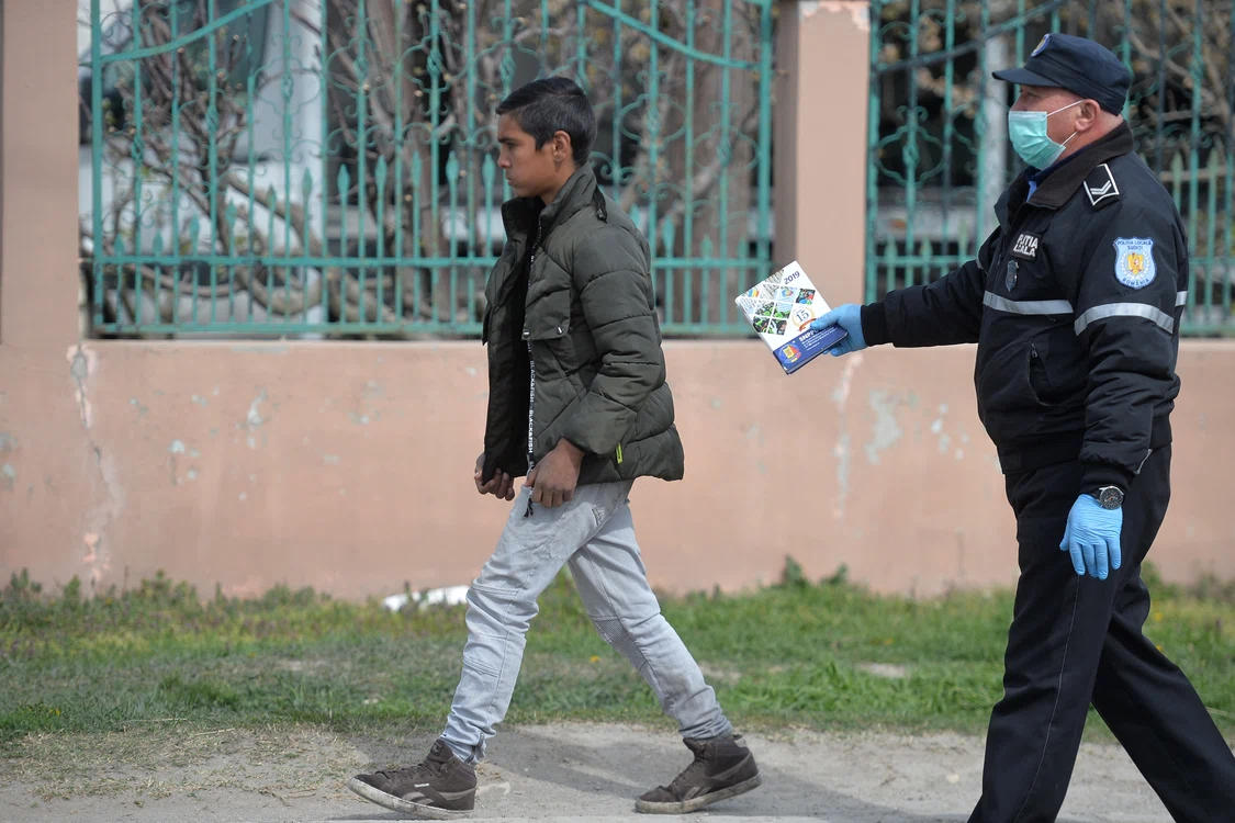 Un tanar se plimba, in orasul Tandarei, unde, conform Ordonantei Militare nr. 7, s-a instituit carantina totala