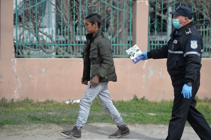 Un tanar se plimba, in orasul Tandarei, unde, conform Ordonantei Militare nr. 7, s-a instituit carantina totala