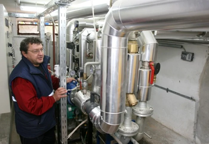 
    Bucureştenii care locuiesc în blocuri dotate cu centrale pe gaze nu vor fi afectaţi de închiderea apei calde  