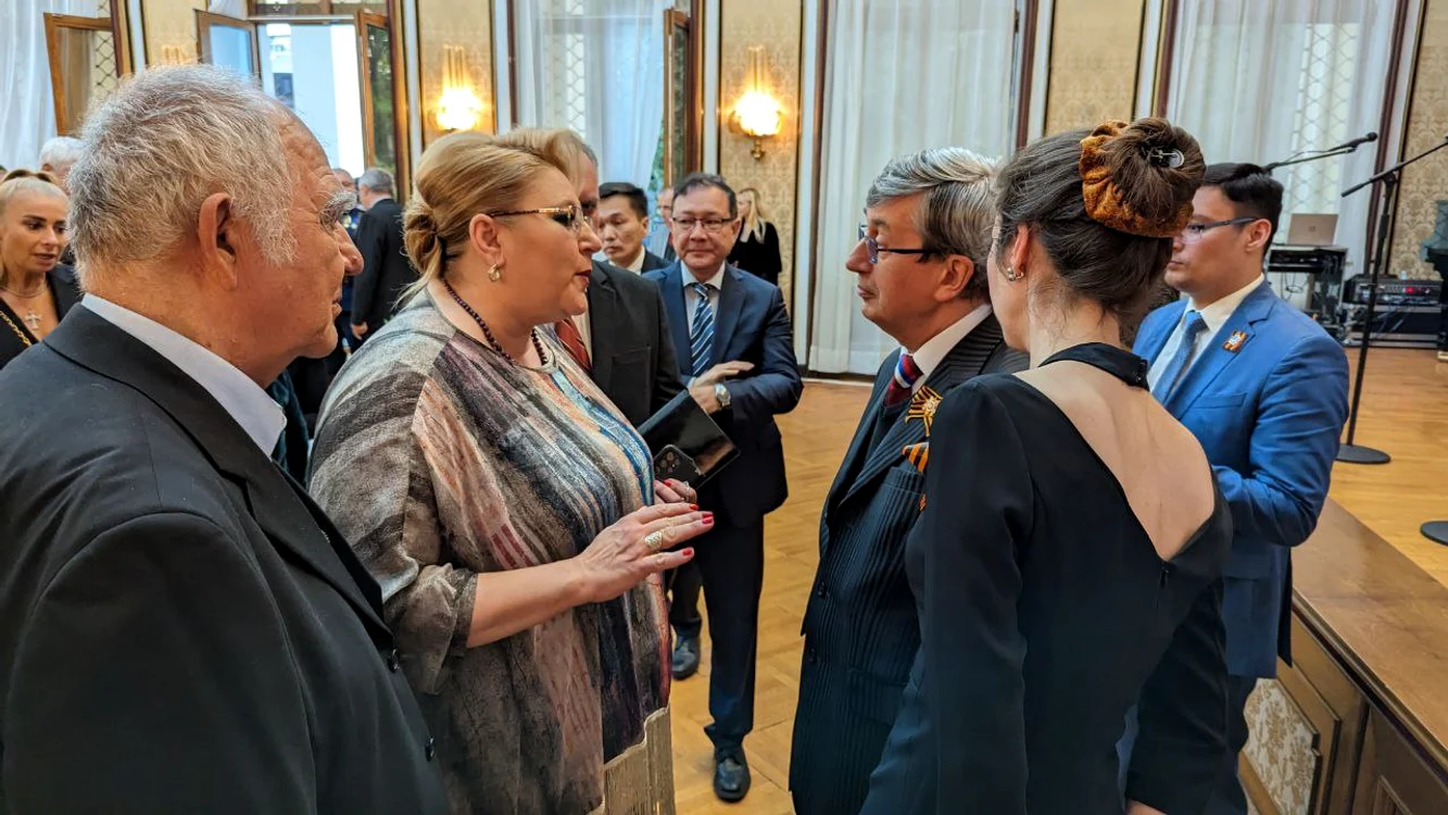 Diana Șoșoacă și ambasadorul Rusiei, la recepția de la Ambasada Rusiei FOTO: Ambasada Rusiei