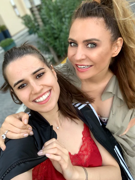 Adina va petrece doar cu fiica ei, Sara
