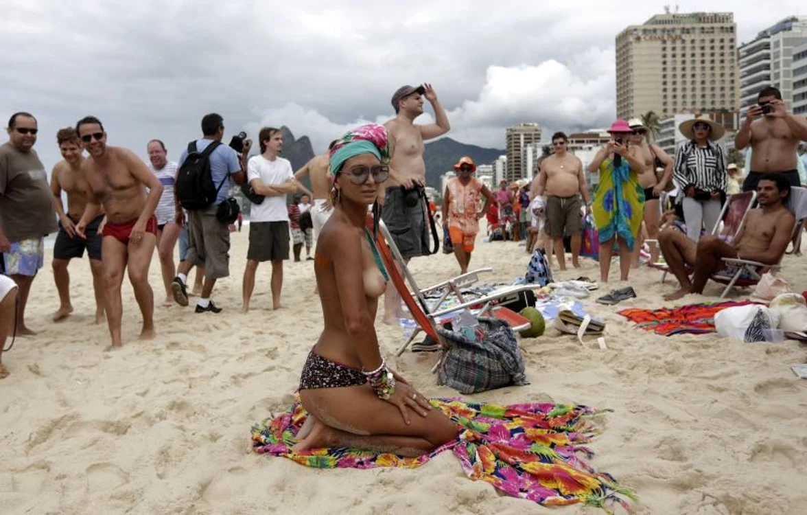 Protest în sânii goi la Rio de Janeiro (Foto: Reuters)