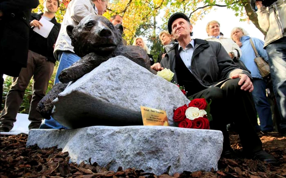 
    I-au făcut statuie ursului polar Knut!  
