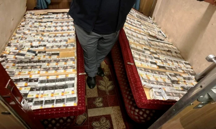 Spătarele de la banchete erau pline cu marfă de contrabandă. Foto Poliţia de Frontieră