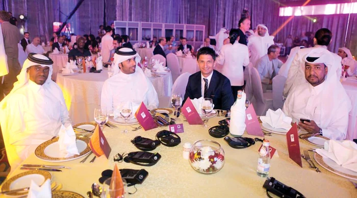 
    De când a ajuns în Qatar, Răzvan Lucescu  este răsfăţat de şeicii arabi din  conducerea clubului El Jaish  