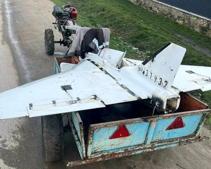 Caz bizar în Republica Moldova: o dronă găsită pe câmp, dezmembrată și adusă de oameni în localitate