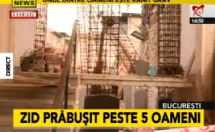 Zidul s-a prăbuşit peste şase oameni, dintre care unul este în comă. Foto: Realitatea TV