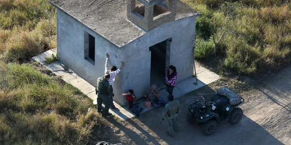 Grăniceri americani verifică o familie de emigranţi care au trecut frontiera SUA-Mexic aproape oraşul Rio Grande Texas FOTO Guliver/GettyImages