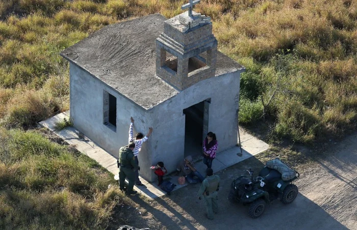 Grăniceri americani verifică o familie de imigranţi care au trecut frontiera SUA-Mexic aproape oraşul Rio Grande Texas FOTO Guliver/GettyImage / Arhivă