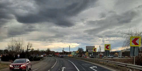 Accident rutier pe DN 1 Avrig - Sibiu în urma coliziunii dintre un microbuz şi un autoturism - 7 persoane implicate Foto Adevărul