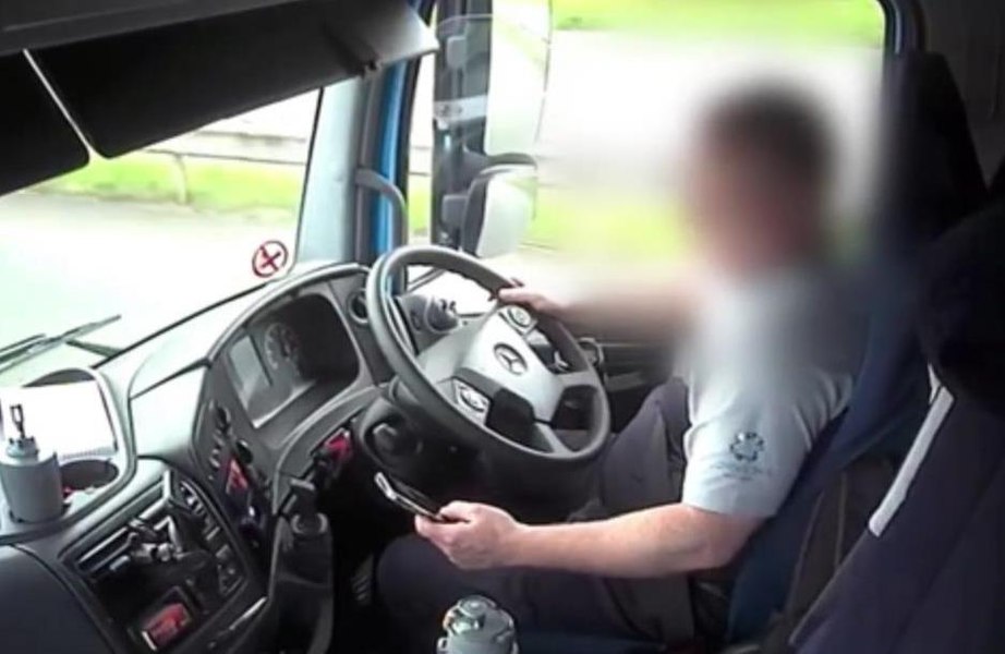 Momentul în care un șofer de camion spulberă un autoturism în timp ce stătea pe telefon
