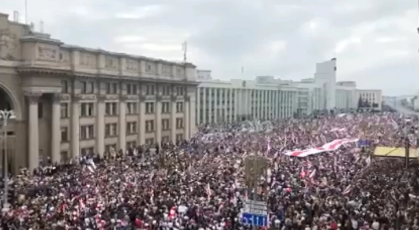 Zeci de mii de persoane protestează la Minsk, duminică, pentru a denunţa realegerea preşedintelui Alexandr LukaşenkoFoto twitter
