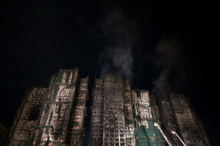 Furie și acuzații după cel mai grav incendiu din Hong Kong. Numărul morților a ajuns la 128