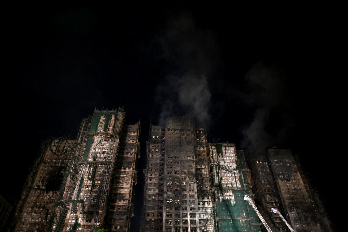 șapte din cele opt blocuri zgârie-nori au fost distruse de incendiu. Foto: AFP