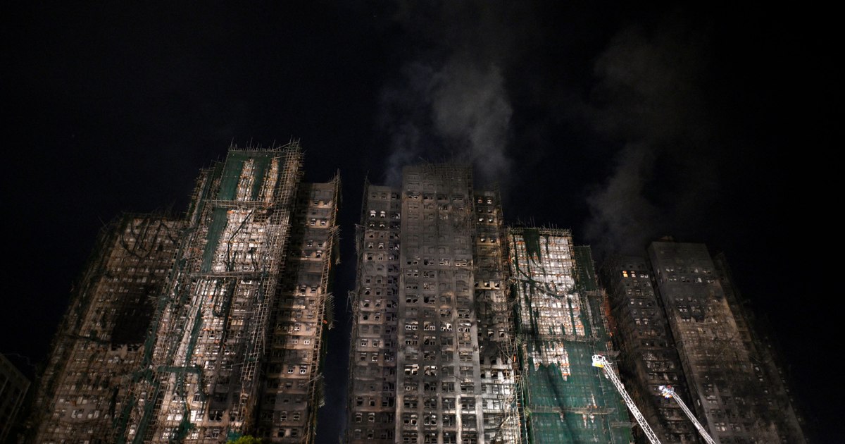 Furie și acuzații după incendiu în Hong Kong