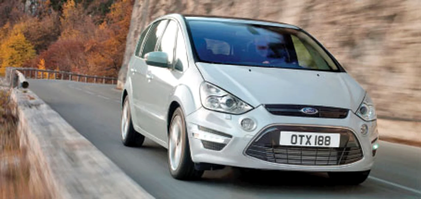 Noua versiune a modelului Ford S-Max beneficiază de un design modern şi de motorizări îmbunătăţite