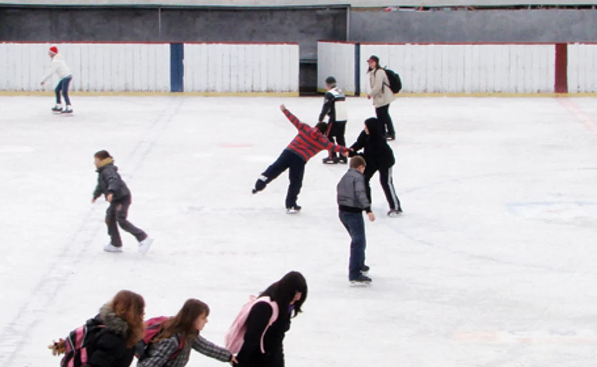 Elevii plătesc 4 lei pentru 90 de minute de patinaj
