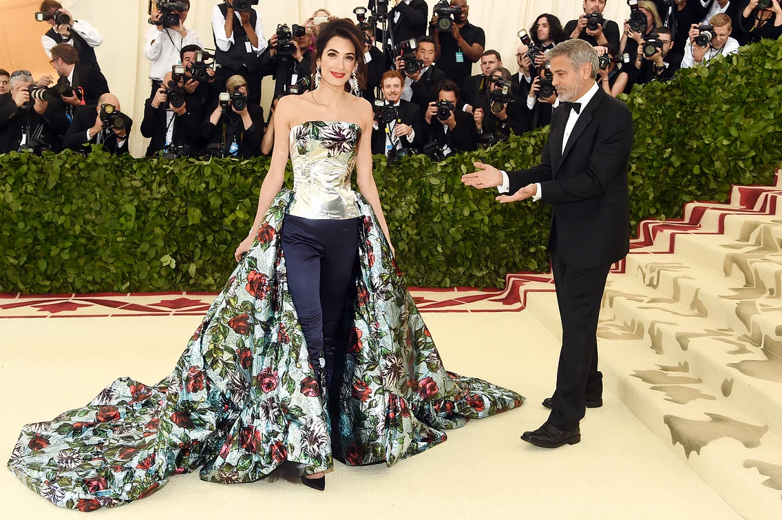 Amal Clooney a purtat o ţinută creată de designerul Richard Quinn  jpeg