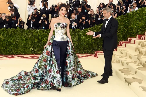 Amal Clooney a purtat o ţinută creată de designerul Richard Quinn  jpeg