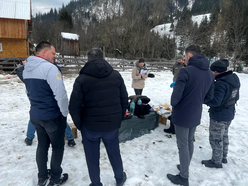 Cercetările criminaliștilor la fața locului, în Broșteni FOTO: Alina Iosif 