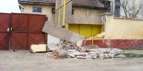 În urma accidentului a rezultat distrugerea uşoară a peretelui casei Foto:Arhivă