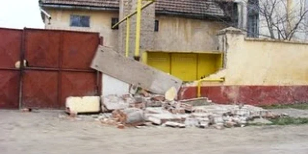 În urma accidentului a rezultat distrugerea uşoară a peretelui casei Foto:Arhivă