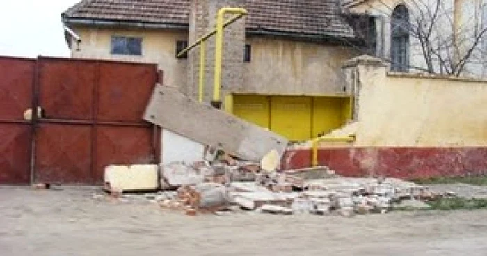 În urma accidentului a rezultat distrugerea uşoară a peretelui casei Foto:Arhivă
