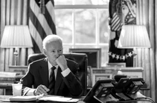 Președintele Joe Biden în Biroul Oval Office (© Adam Schultz / Rawpixel)