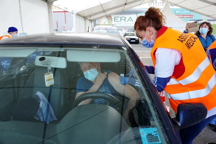 
    Nici nu trebuie să te dai jos de la volan, doar să scoți brațul pe geamFotografii: RO Vaccinare  