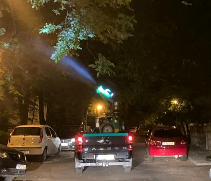 Activitatea de dezinsecţie la nivelul Municipiului Bucureşti se desfăşoară zilnic, în intervalul orar 21.30-05.30, în funcţie de condiţiile meteorologice. Foto: Primaria Capitalei