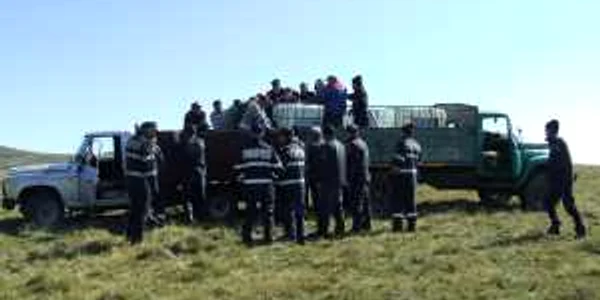 Stingerea incendiului de pe muntele Puru este ingreunata din cauza ca padurea este greu accesibila