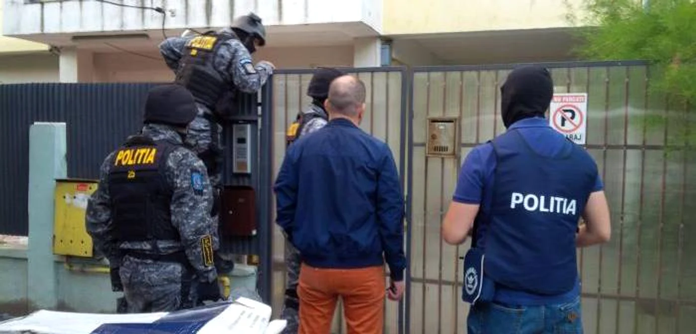 Mascații au intrat azi dimineață în locuința lui DJ Mannzotti, liderul formației DJ Project (foto:opiniatimisoarei.ro)