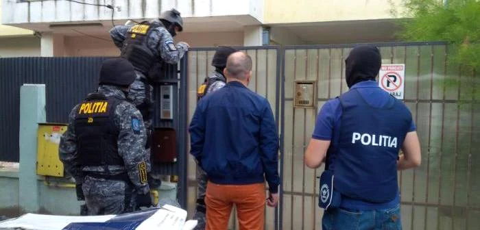 
    Mascații au intrat azi dimineață în locuința lui DJ Mannzotti, liderul formației DJ Project (foto:opiniatimisoarei.ro)  