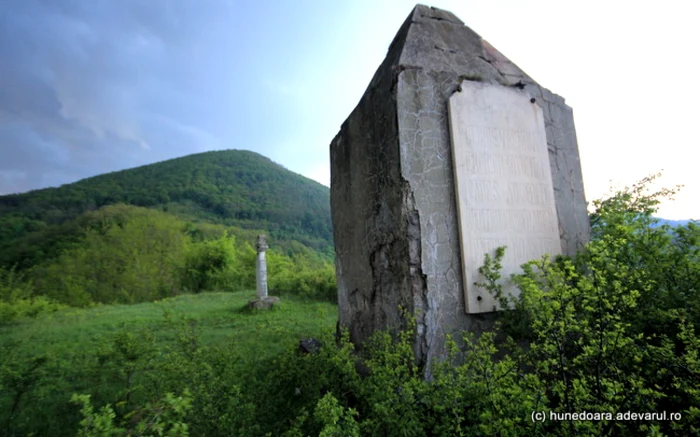 La poalele Dealului Fetii, un monument marchează locul unde ar fi existat o groapă comună pentru prizonierii sovietici din Al Doilea Război Mondial. FOTO: Daniel Guţă.