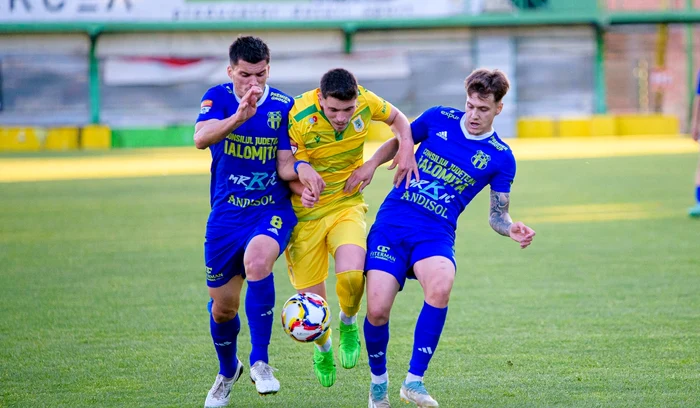 Unirea Slobozia (albastru) a sărbătorit calificarea în Superliga României (FOTO: Sportpictures)