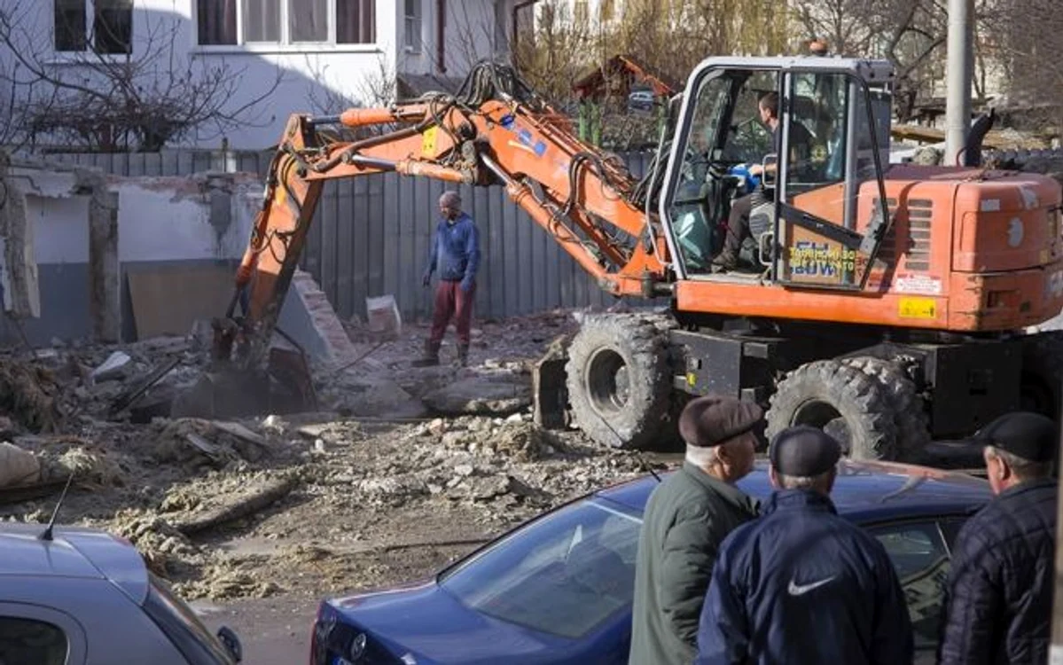 Demolarea garajelor în Micro 18 FOTO PM Galaţi
