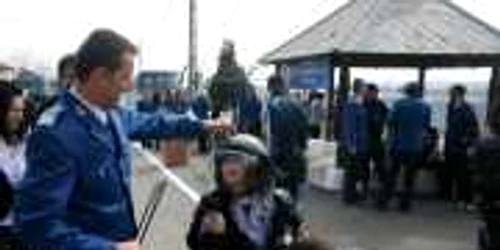 Cei mici au încercat "armura" jandarmilor