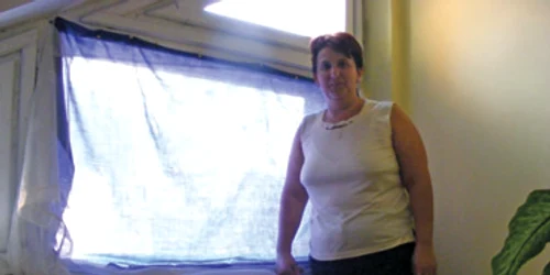 Reşiţa: O firmă montează aer în loc de termopane