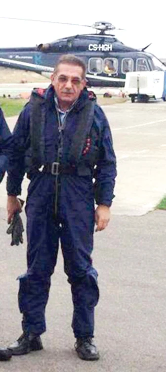 
    Pilotul Vasile Chivu se pregătește să ducă muncitorii pe platformă  
