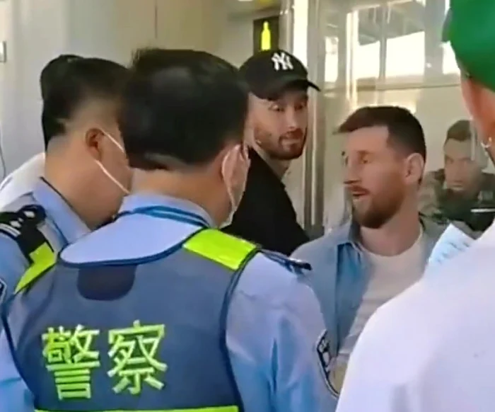 Bulversat, Messi nu a înțeles de ce nu e lăsat să intre în China. Foto Twitter