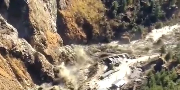 Viitura dupa desprinderea unui ghetar in Himalaya FOTO Twitter