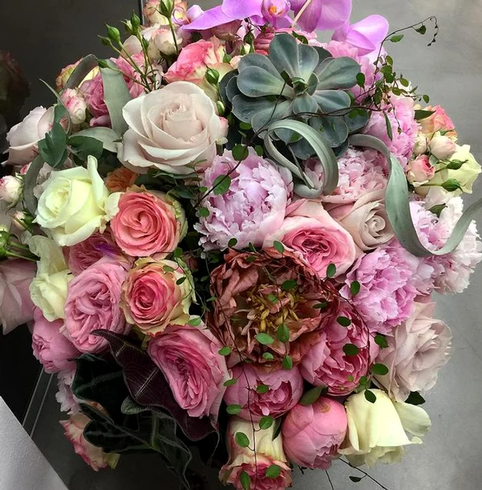 Alice va avea la cununia civilă un buchet din trandafiri şi bujori