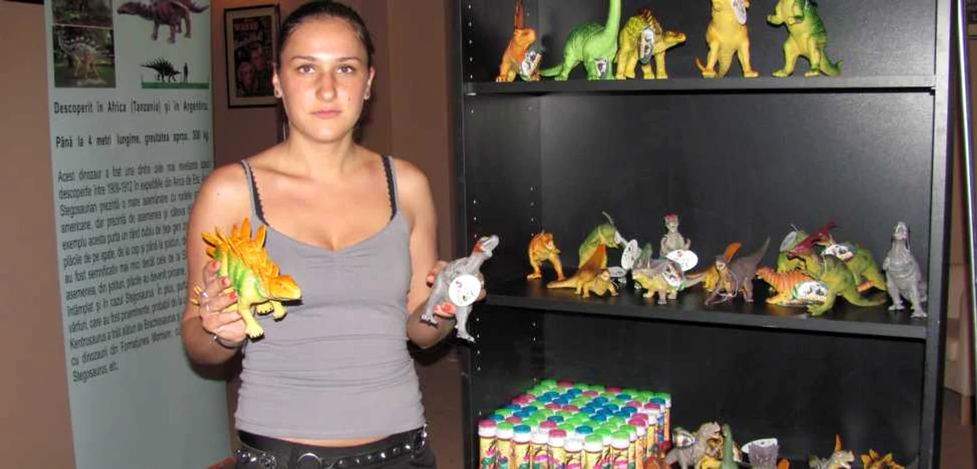 Dinozauri de toate mărimile pot fi cumpăraţi de la Cinema Patria