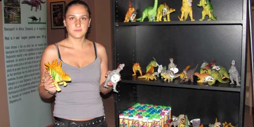 Dinozauri de toate mărimile pot fi cumpăraţi de la Cinema Patria