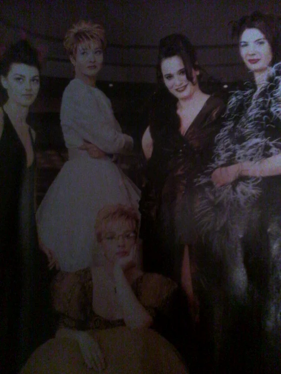 Andreea Esca alături de Mona Nicolici şi Cristina Liberis într-o fotografie din anul 2000 