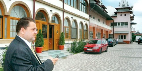  Ninel Potârcă, în curtea palatului său din Târgu-Jiu 