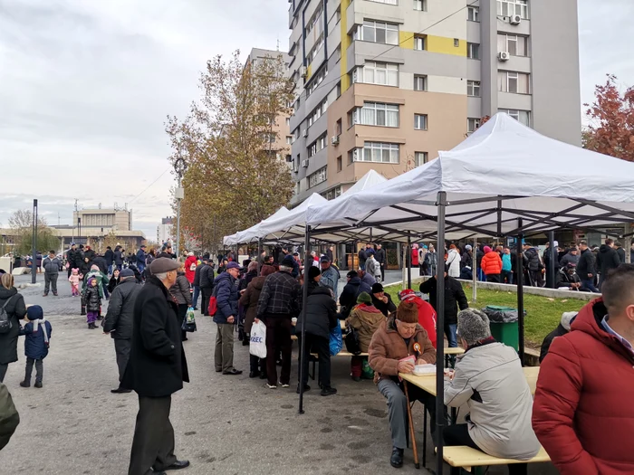Sute de slătineni au stat la coadă pentru o porție de fasole cu cârnați FOTO: Alian Mitran