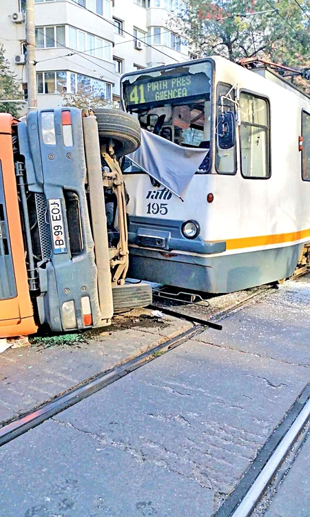 În urma impactului, camionul s-a răsturnatfoto: isubucureşti-ilfov