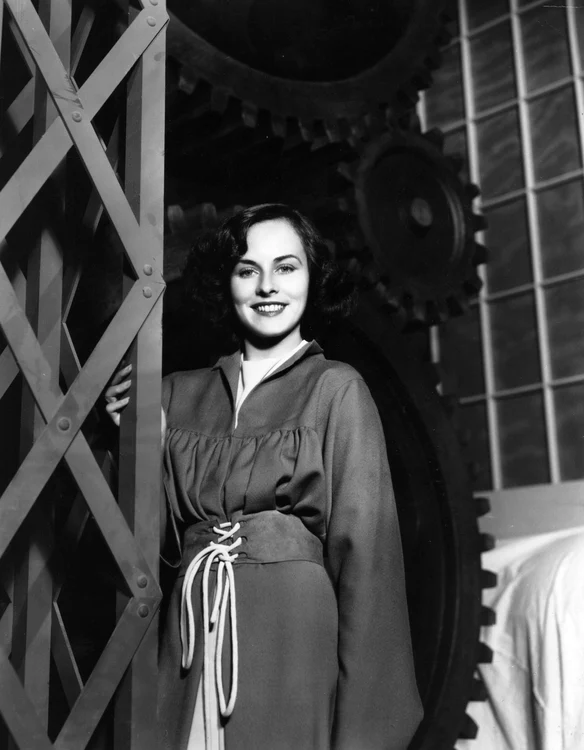 Pe Paulette Goddard o coafa zilnic el însuși, pentru filmările la „The Great Dictator”. Getty Images